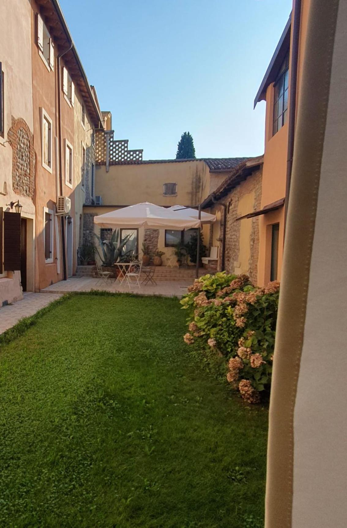Gesuitirooms Sona Buitenkant foto