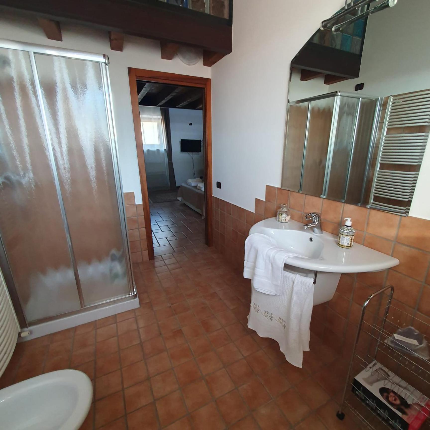 Gesuitirooms Sona Buitenkant foto