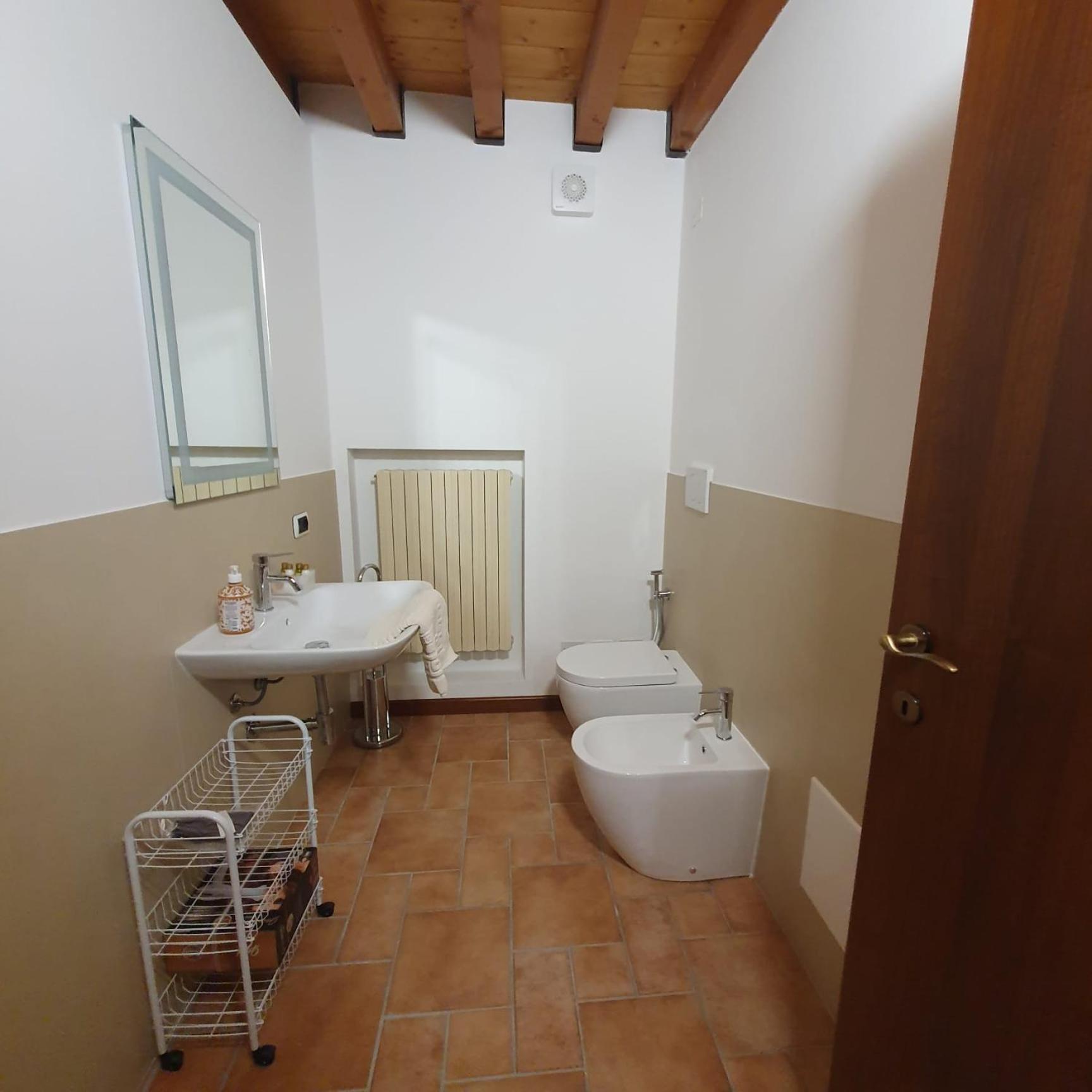 Gesuitirooms Sona Buitenkant foto